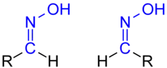Isomerie der Aldoxime: links ein früher als syn-, heute als (E)-konfiguriert zu beschreibendes Aldoxim, rechts das entsprechende (Z)- (veraltet: anti)-Isomer.