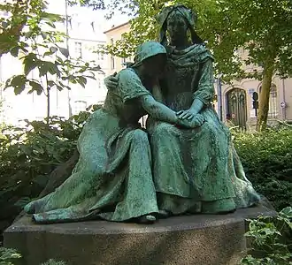 Photo of a statue in the Place Maginot Nancy that personifies the loss of Alsace as separation of a mother and daughter.
