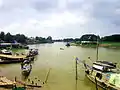 Bến phà tại chợ thị trấn Long Bình (An Phú, An Giang, Việt Nam), bên sông Bình Di. Đến đây, khúc sông này trở thành biên giới tự nhiên giữa Việt Nam và Campuchia (bờ bên phải ảnh).