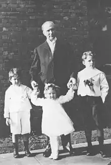 Bartlett Richards with children (ca. 1908)
