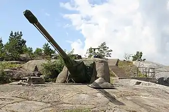 Surviving Bofors 105&nbsp;mm L/54 turret, here shown from the front.