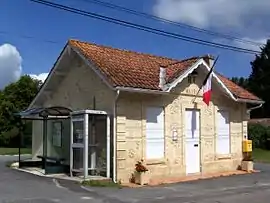 The town hall in Bossugan