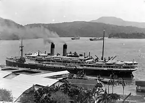 COLLECTIE TROPENMUSEUM S.S. 'Jan Pieterszoon Coen' gemeerd aan de handelssteiger te Sabang op het eiland We Noord-Sumatra TMnr 10007920