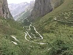 The road from the Sacred Valley to Huayopata, coming down from Abra Malaga (Pass), 4,333 metres (14,216&nbsp;ft) in elevation.