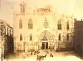 The reform of the facade starting to built in 1890.