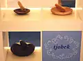 Tjobek the Indonesian word in Dutch spelling for mortars and pestles.