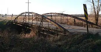 County Line Bowstring near Hollis, Kansas.mw-parser-output .geo-default,.mw-parser-output .geo-dms,.mw-parser-output .geo-dec{display:inline}.mw-parser-output .geo-nondefault,.mw-parser-output .geo-multi-punct{display:none}.mw-parser-output .longitude,.mw-parser-output .latitude{white-space:nowrap}39°39′14″N 97°34′23″W﻿ / ﻿39.65389°N 97.57306°W﻿ / 39.65389; -97.57306﻿ (County Line Bowstring Bridge)