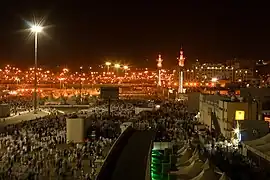 A large crowd of heading to the Jamarat Bridge
