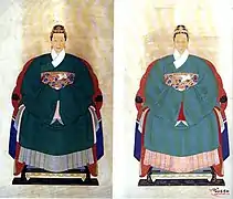 Portrait of women wearing long jiaoling youren jacket (chang'ao) decorated with buzi, Ming dynasty.