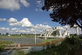 De stuw in de rivier de Lek bij Hagestein