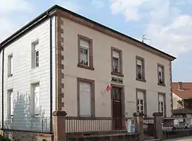 The town hall and school in Fays