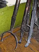 Chugunok holding tool