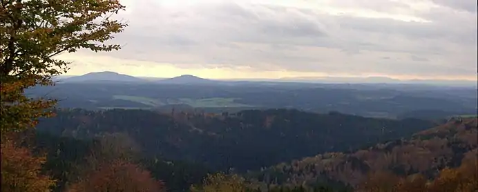View from the Simmersberg ({{Subst:Formatnum:781}}&nbsp;m) in the Thuringian Highland of the Gleichberge, 24&nbsp;km away. Right rear: the Rhön and the Kreuzberg ({{Subst:Formatnum:927.8}}&nbsp;m), 67&nbsp;km away. Centre, half right: the Ratscher Bergsee lake, 7&nbsp;km away