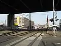 Junction; left branch crosses Borden Avenue to HP station.