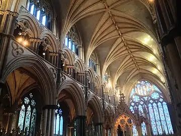 Lincoln Cathedral, Angel Choir, 2nd half of C&nbsp;13, blind tracery below a dark triforium