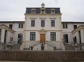 The town hall of Charly