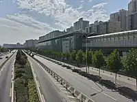 Elevated Line 5 station and platform at Tiantongyuan. Line&nbsp;5 opened on Oct.&nbsp;7, 2007.