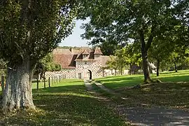 The entrance to Querville Manor