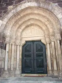 Portal of São Cristóvão de Rio Mau with anthropomorphic and vegetalist motifs.