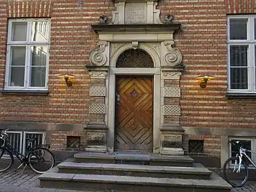 Door in the side wing.