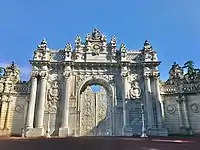 Exterior facade of the Gate of the Sultan (Saltanat Kapısı) on Dolmabahçe Avenue. The columns of the gate are in a formation of 2-1-1-2.