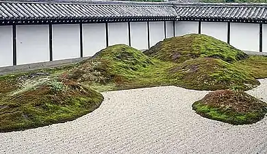 The garden of Tōfuku-ji (1940). The five hills symbolize the five great zen temples of Kyoto.