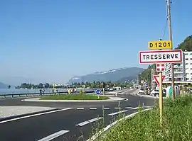 The road into Tresserve, alongside the Bourget lake