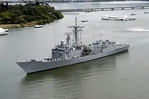 Sailors aboard USS Crommelin (FFG-37) man the rails as the ship passes the Arizona Memorial in Pearl Harbor, 12 May 2004.