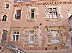 Renaissance windows at hôtel du Vieux-Raisin.